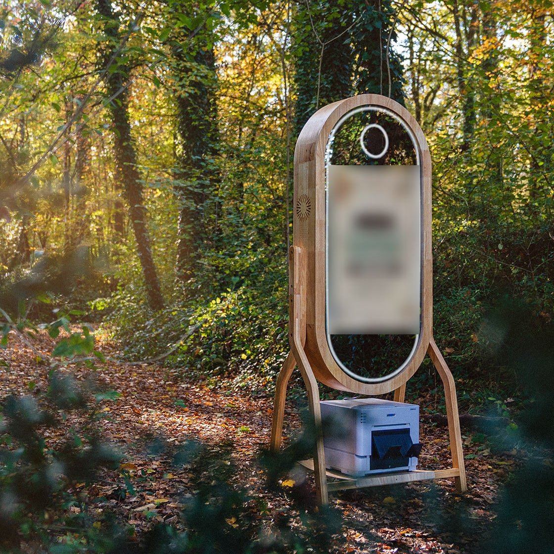 Le miroir photo en bois installé en extérieur, imprimante posée sur sa tablette