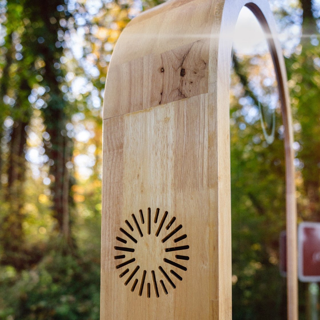 Gros plan sur la grille du haut-parleur, découpée dans le cadre en bois