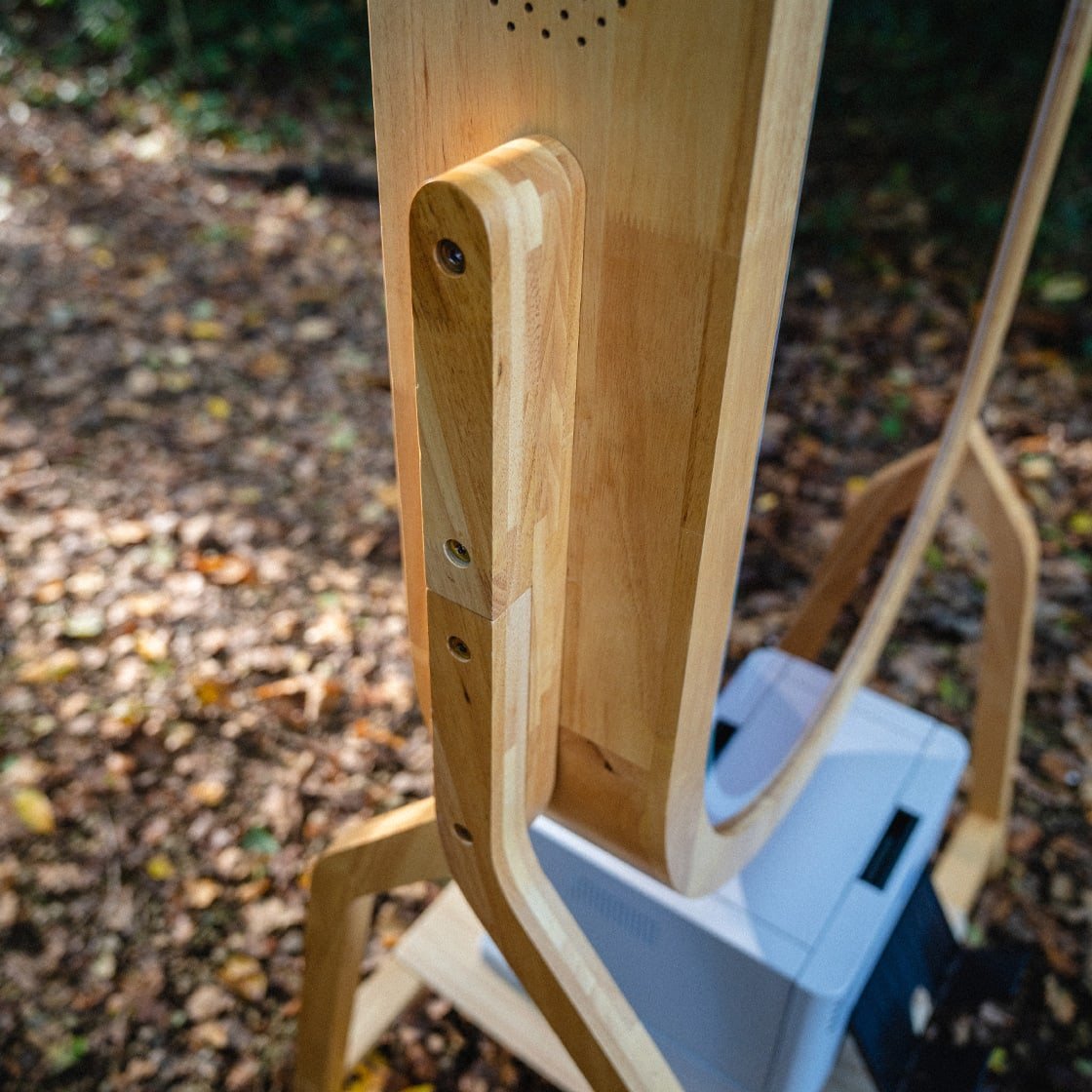 Le pied en bois cintré qui porte le miroir photo